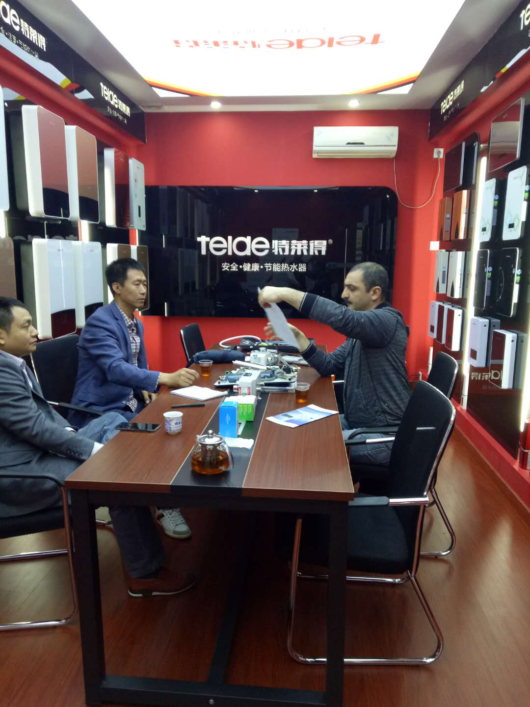 烈歡迎俄羅斯客戶蒞臨我司，恭賀成功簽約！